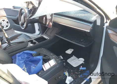 2024 Tesla Model Y Long Range Dual Motor All-Wheel Drive/Rwd z USA, uszkodzony, nr VIN 7SAYGDED8RF089268